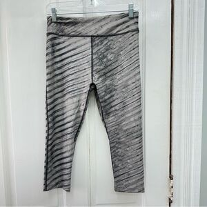 Under Armour heat gear compression capri capris leggings women's medium grey‎